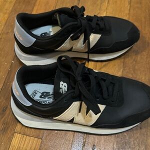 New Balance 237 - black leather like upper